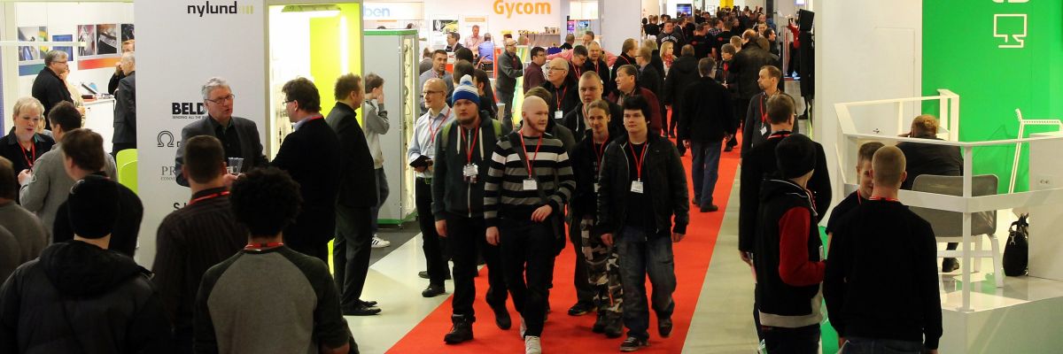 Jyvakylan_messut_opiskelijoita_kaytavalla_1200x400 Jyvakylan_messut_opiskelijoita_kaytavalla_1200x400
